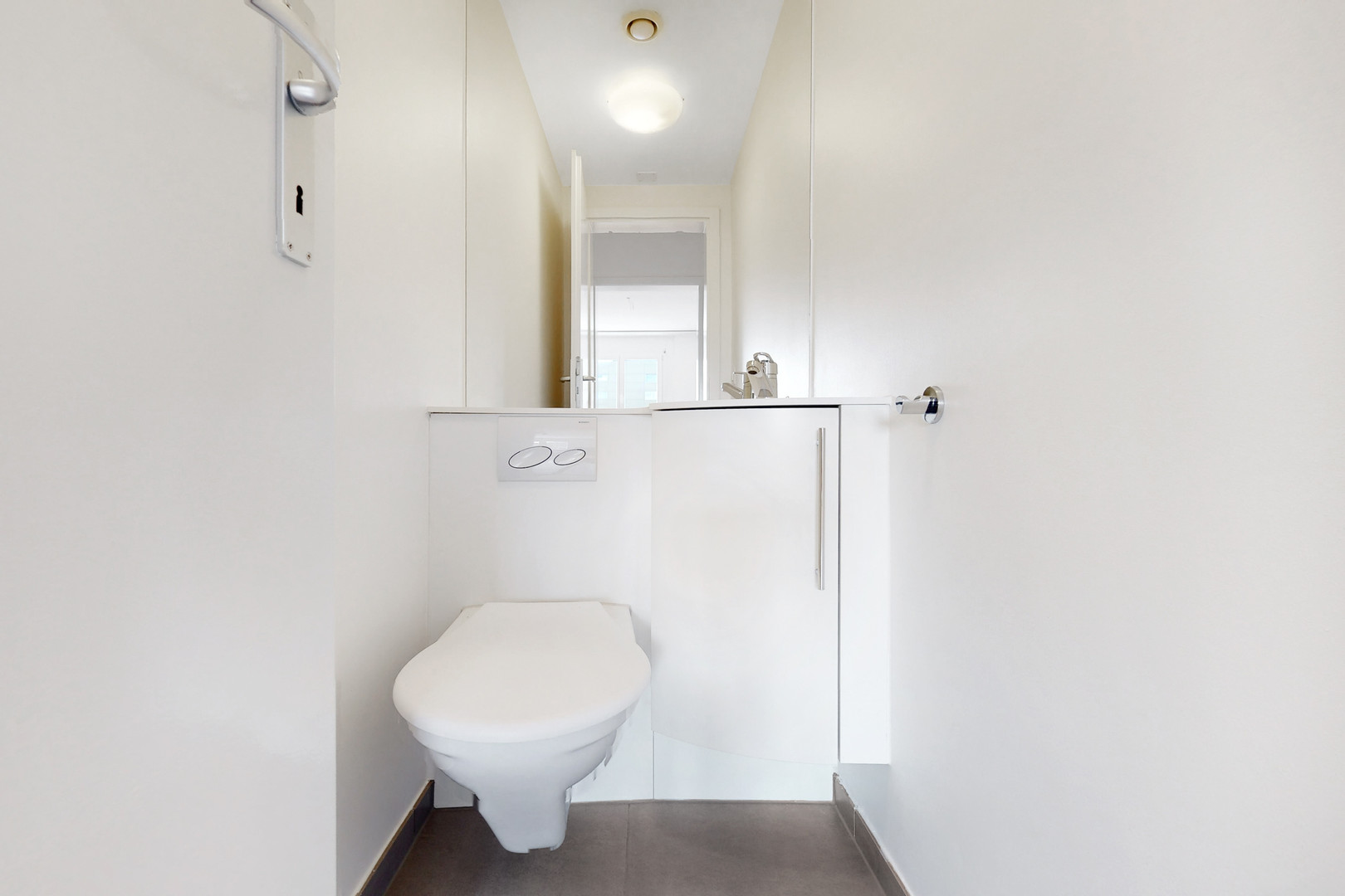 Gäste-WC mit weißem WC und schmalem Waschbereich