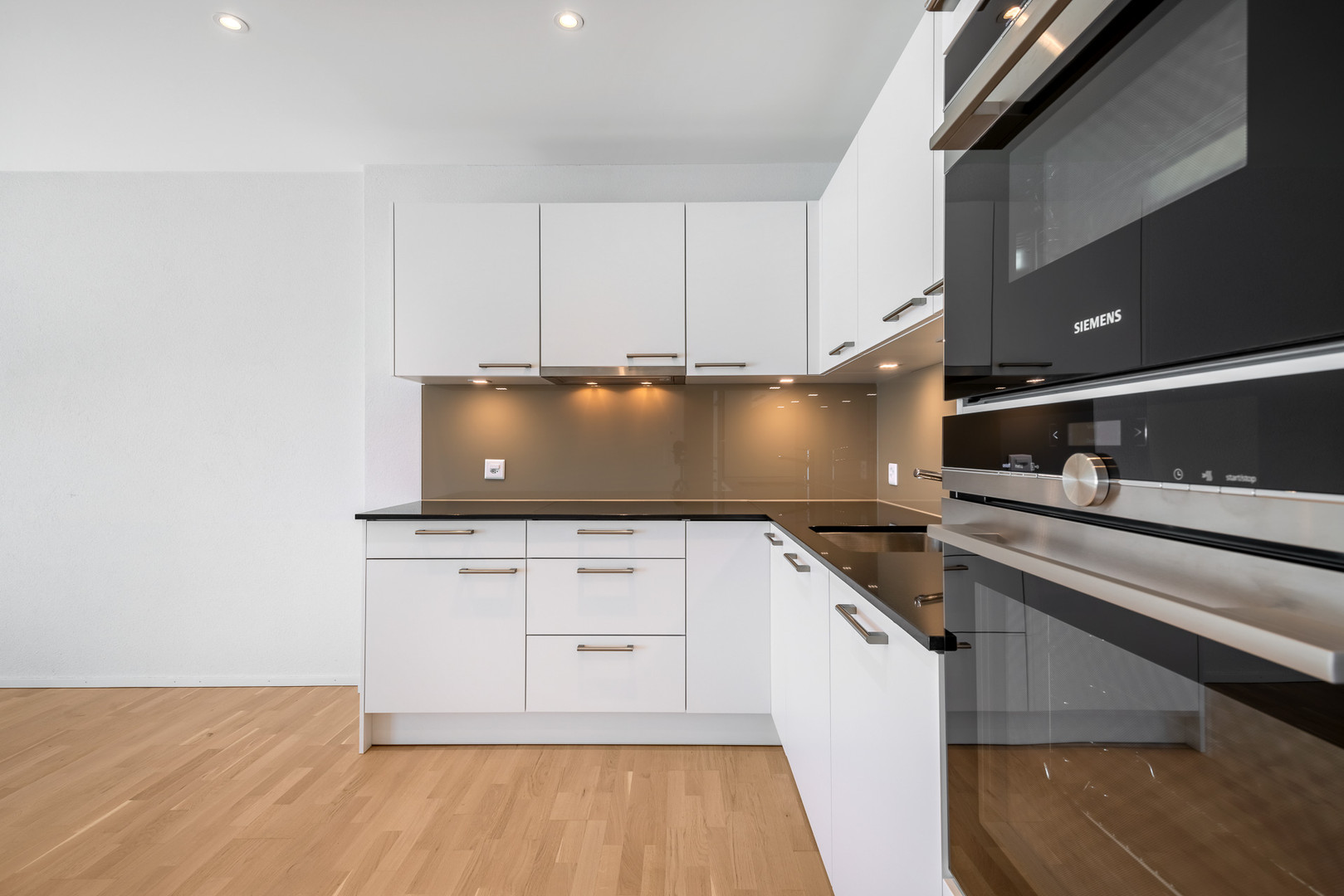 Moderne Einbauküche mit weißen Fronten