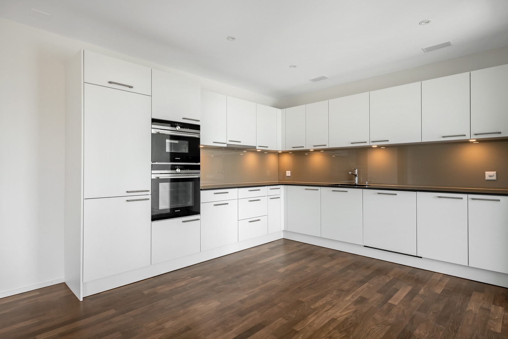 Moderne Einbauküche mit weißen Fronten