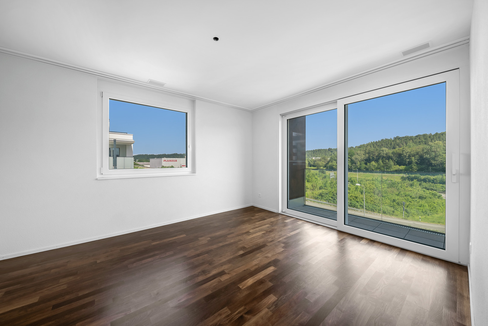Helles leeres Zimmer mit großem Ausblick