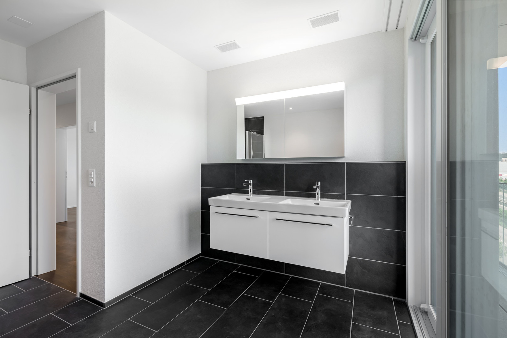 Modernes Badezimmer mit Doppelwaschtisch
