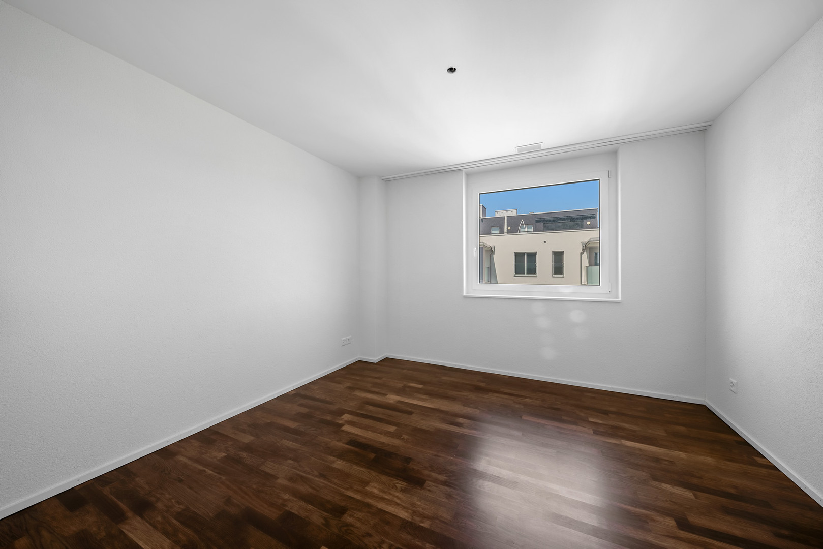 Leeres helles Zimmer mit Fenster