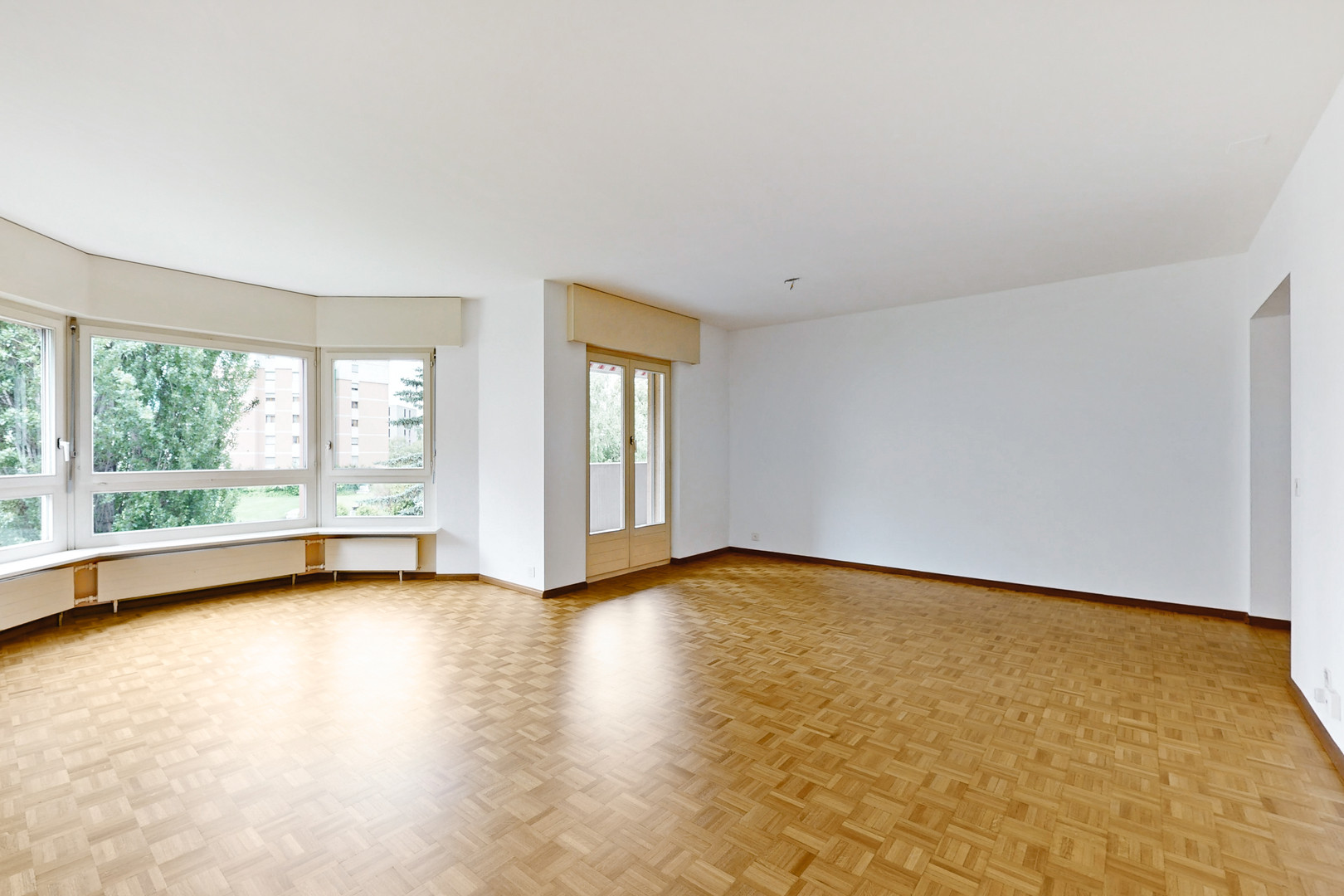 Heller leerer Wohnraum mit Parkettboden