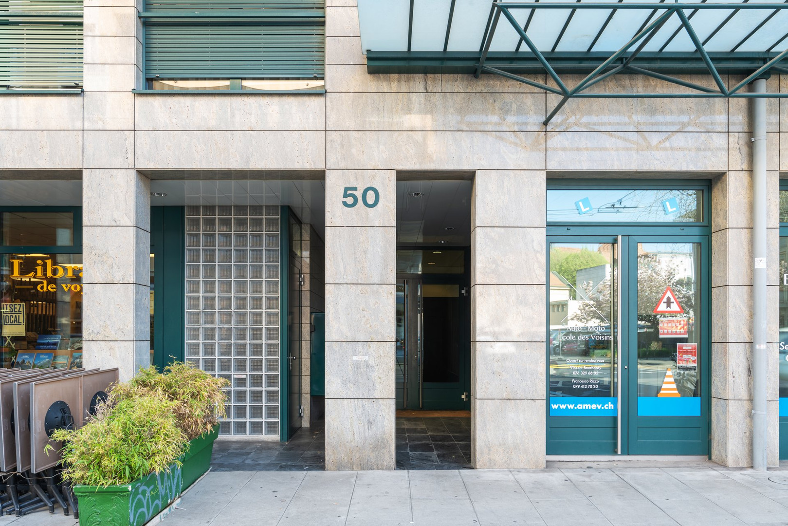 Eingang einer Gewerbeimmobilie mit Glasfront