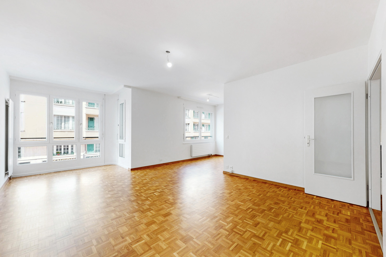 Heller leerer Wohnraum mit Parkettboden