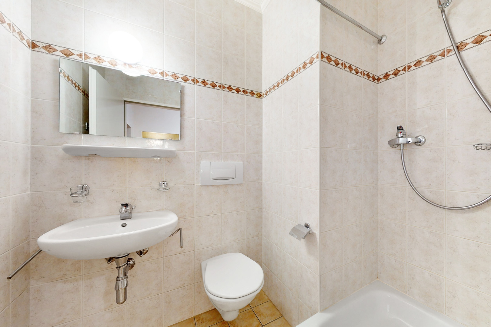 Badezimmer mit Dusche und WC