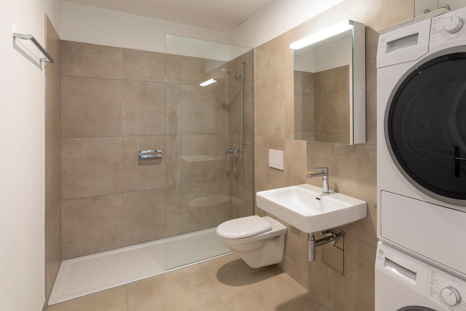 Modernes Badezimmer mit Dusche, Waschbecken und Waschturm