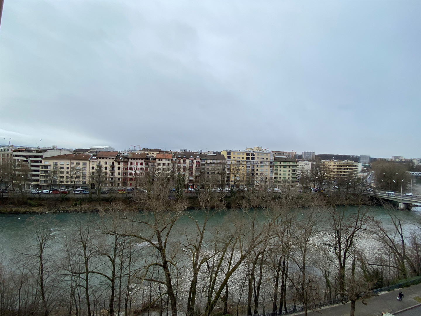 Stadtblick über einen Fluss