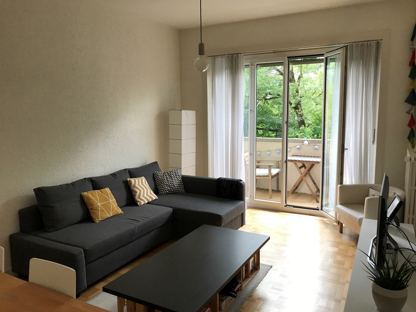 Wohnzimmer mit Balkon und viel Tageslicht