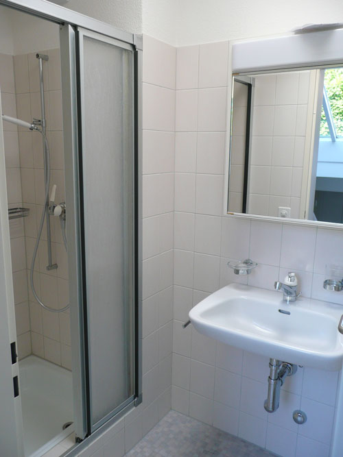 Kleines Badezimmer mit Dusche und Waschbecken