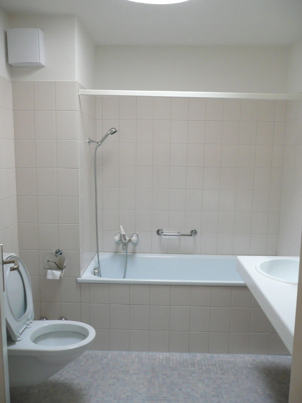 Badezimmer mit Badewanne und WC