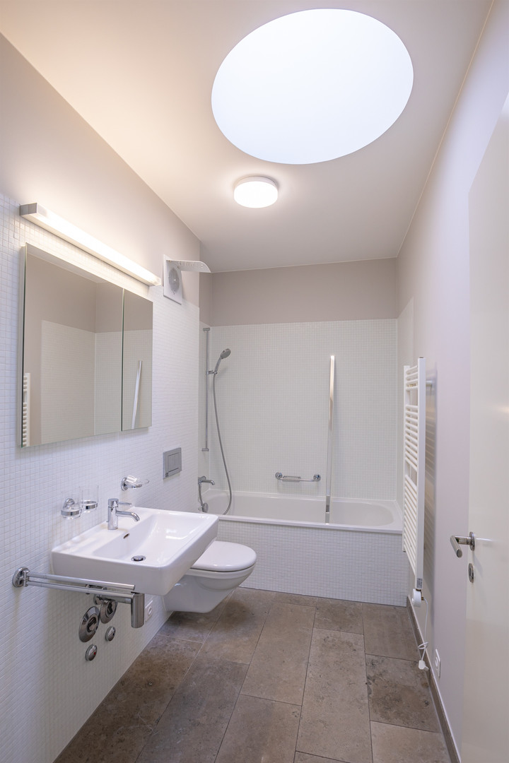 Modernes Badezimmer mit Badewanne und Dachfenster