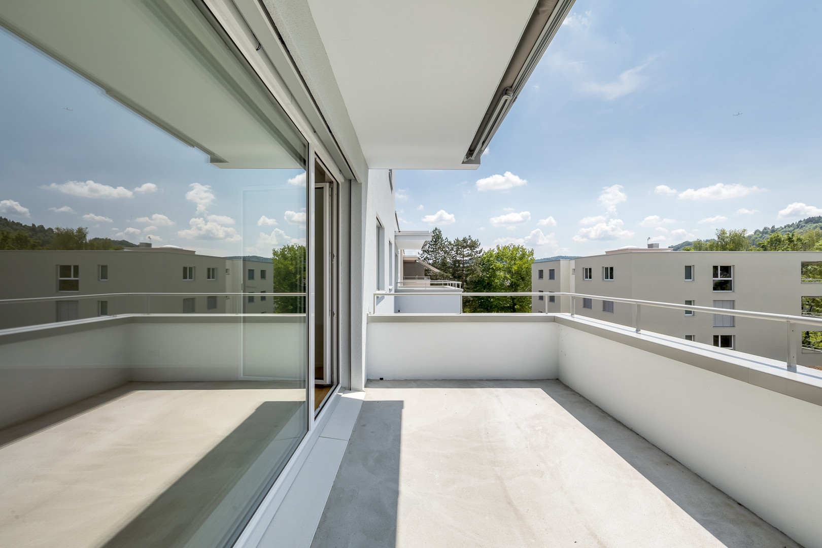 Heller Balkon mit Blick ins Grüne