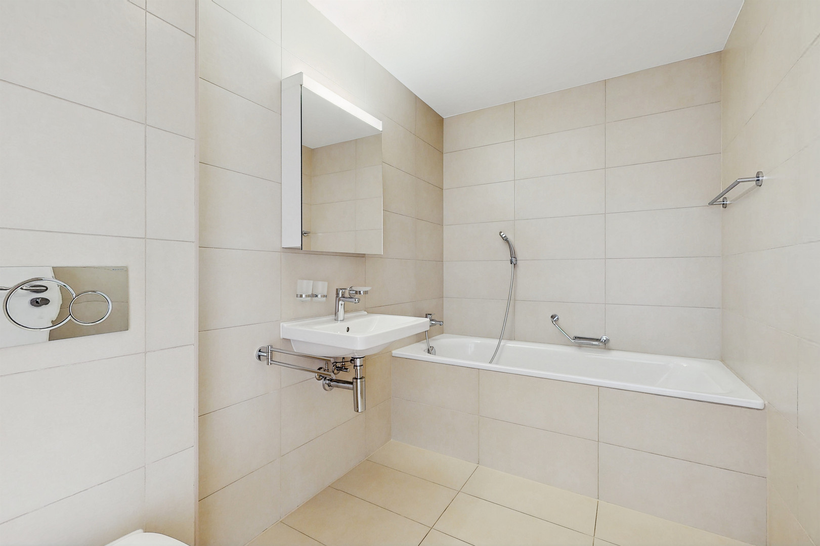Helles Badezimmer mit Badewanne und Wandwaschbecken