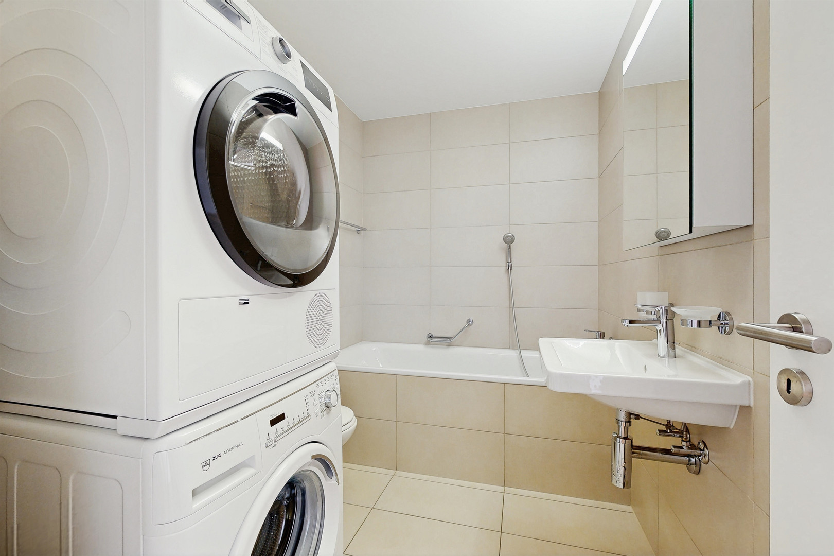 Badezimmer mit Waschmaschine und Trockner
