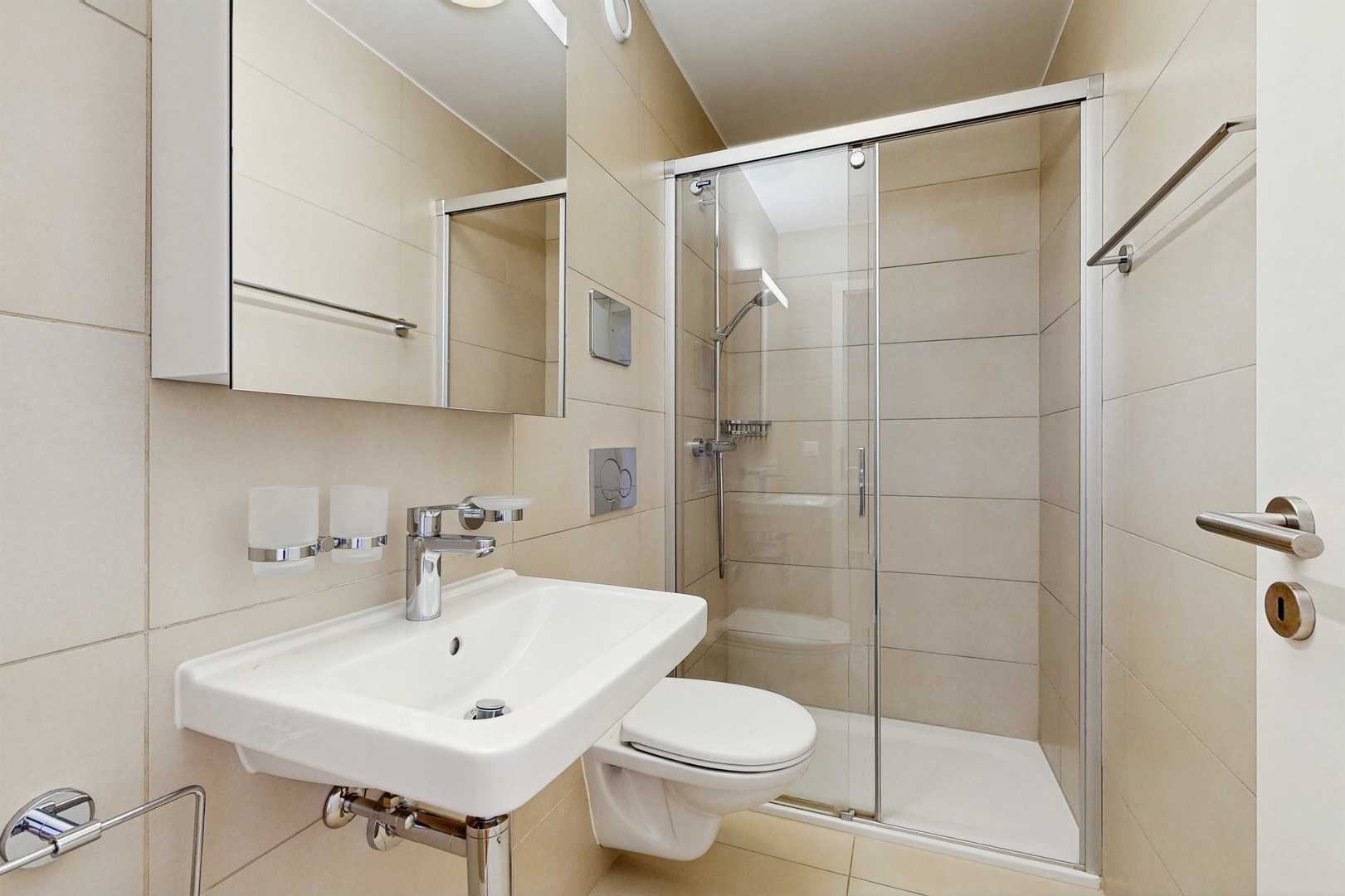 Kleines modernes Badezimmer mit Dusche und Waschbecken