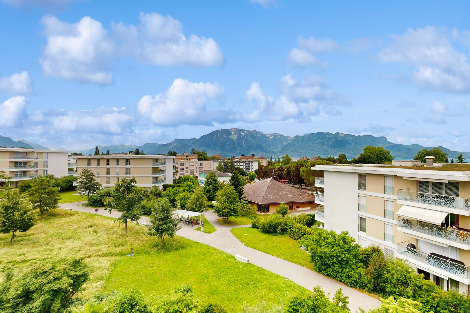 Blick über Wohnanlage mit Bergpanorama