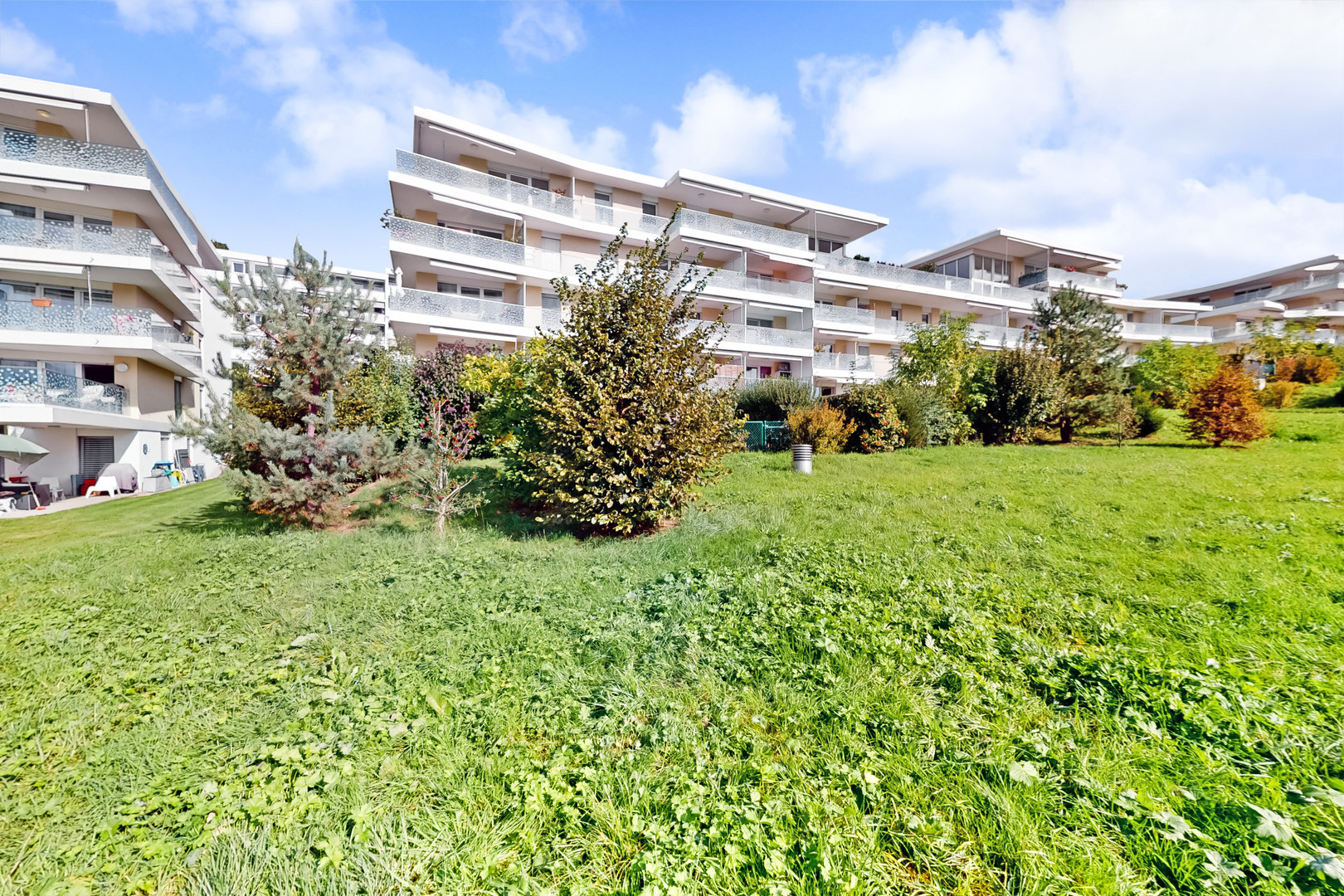 Mehrfamilienhaus mit Gartenanlage