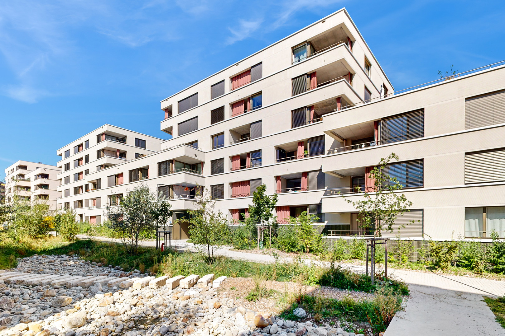 Modernes Mehrfamilienhaus mit begrüntem Außenbereich