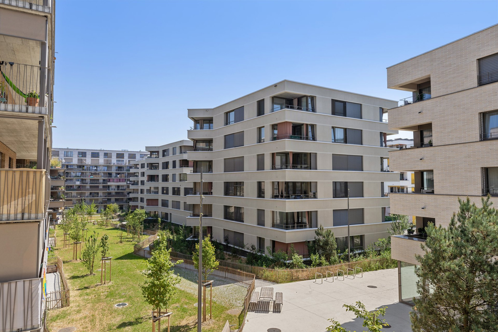 Moderner Wohnblock mit Innenhof