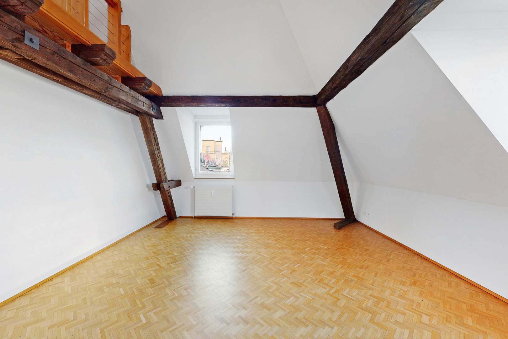 Ausgebauter Dachraum mit sichtbaren Holzbalken