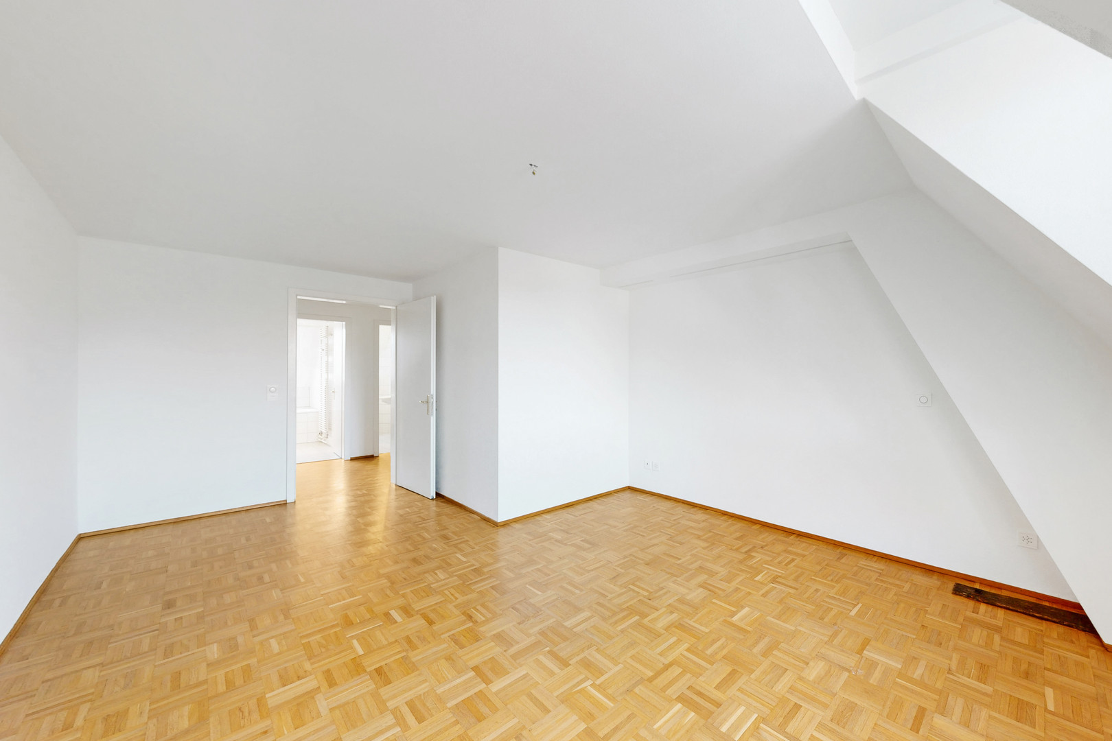 Heller leerer Dachraum