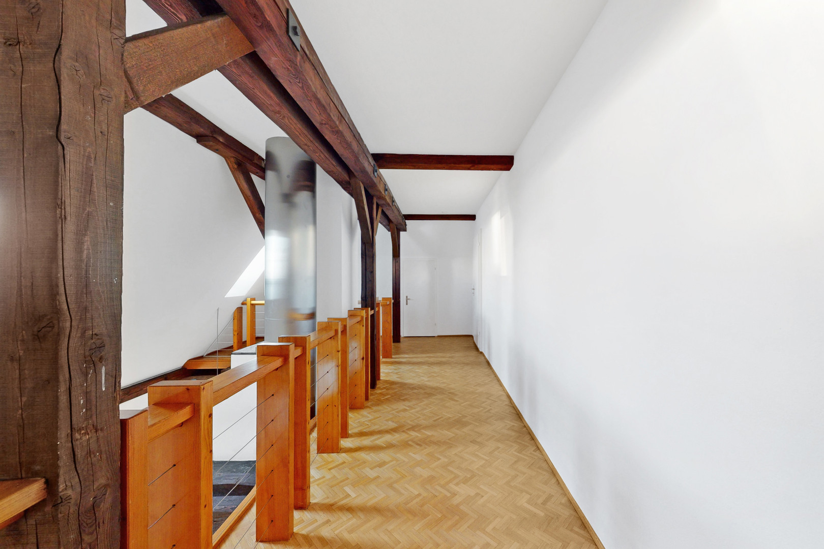 Dachgeschossflur mit Holzstützen