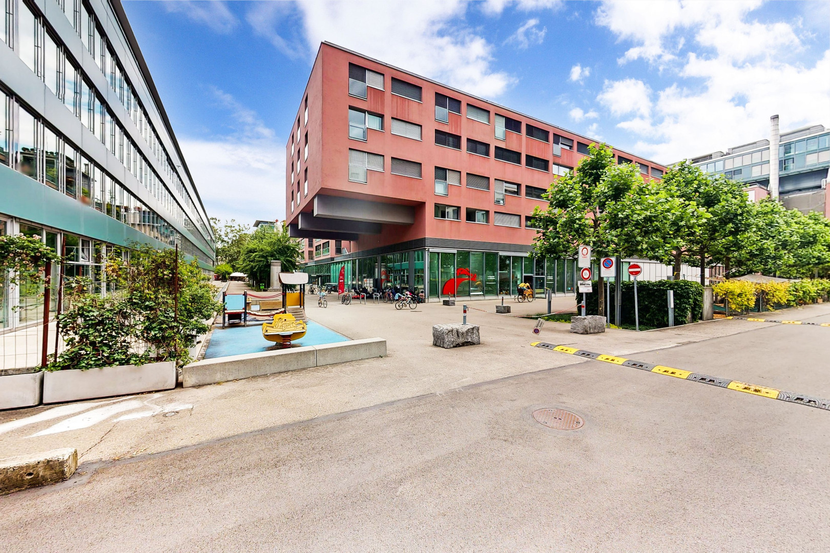 Moderner Innenhof eines Wohn- oder Gewerbekomplexes