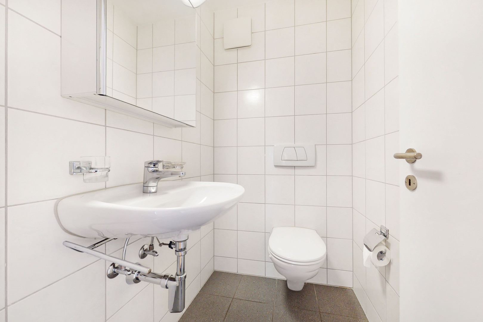 Gäste-WC mit Wand-WC und Handwaschbecken