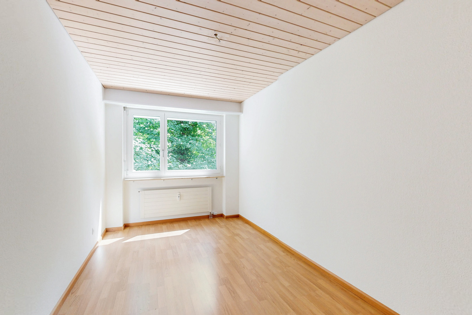 Heller leerer Raum mit Holzboden