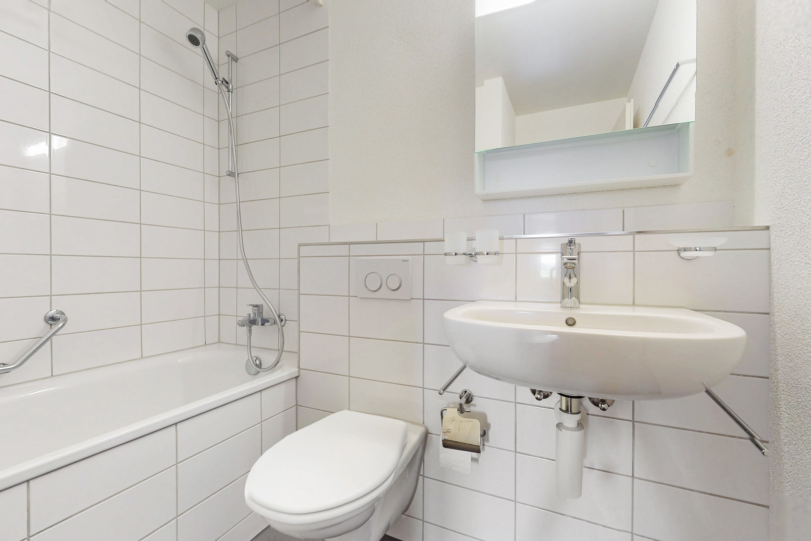 Badezimmer mit Wanne und Waschtisch