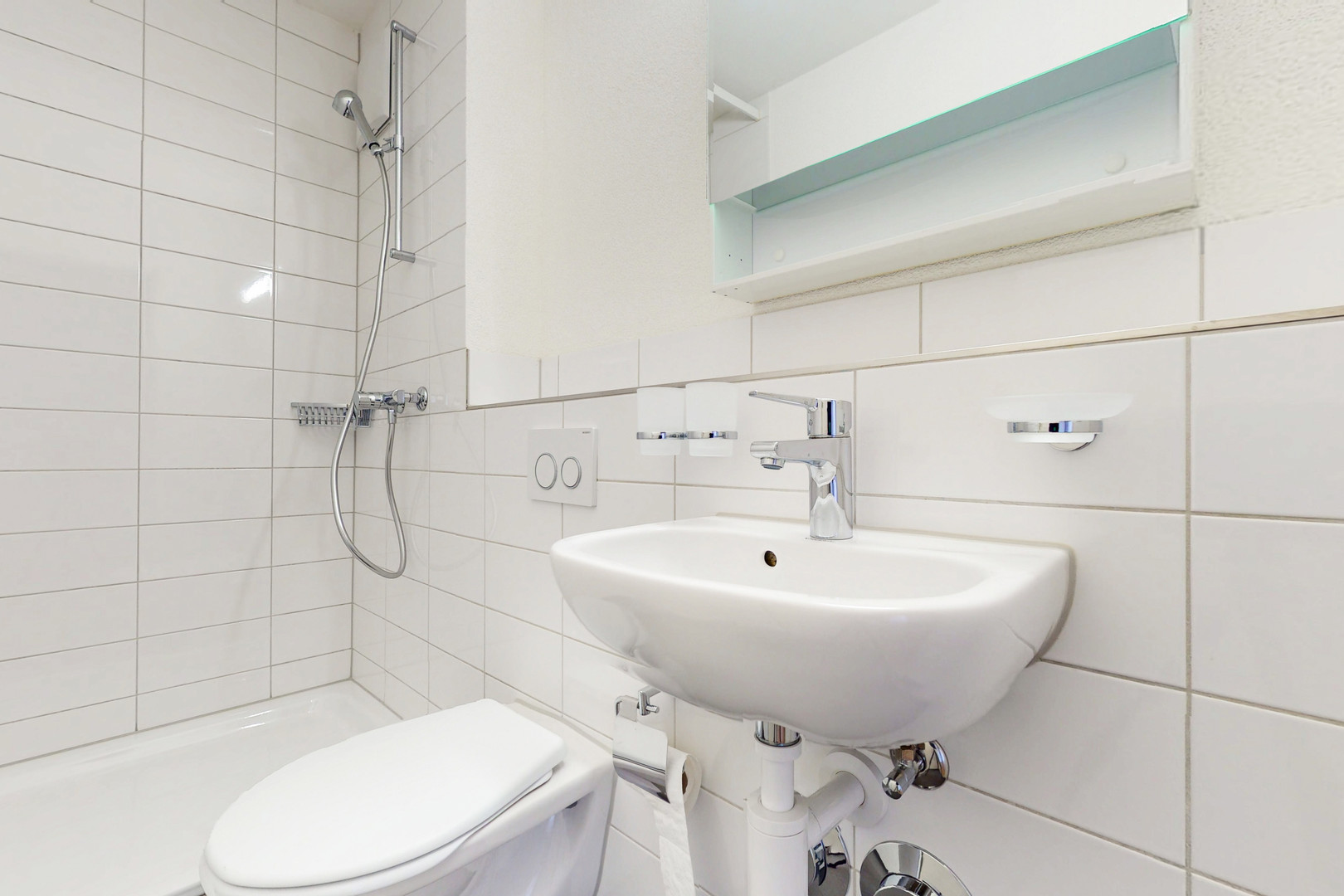 Helles Badezimmer mit Dusche, Waschbecken und WC