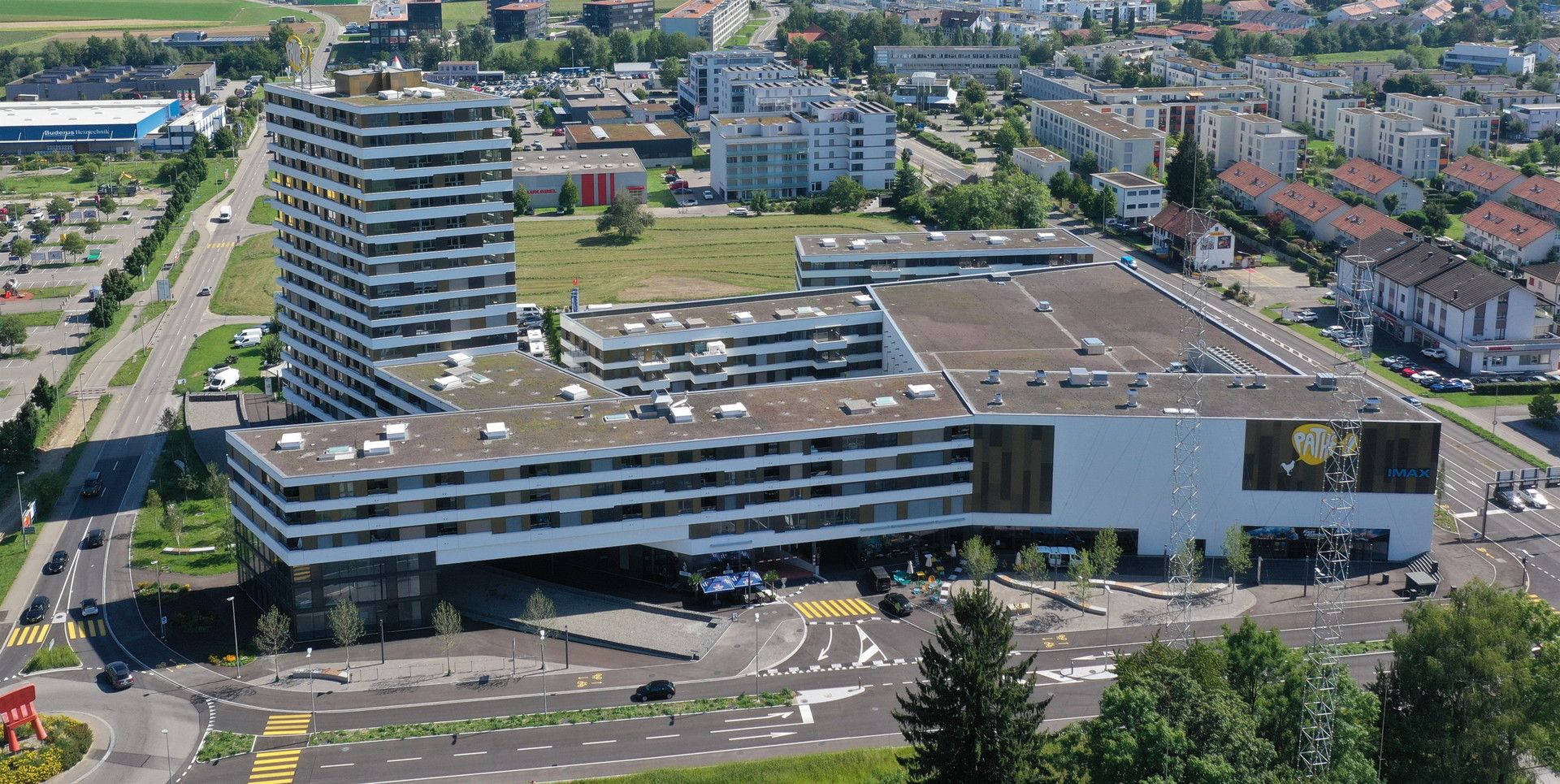 Luftaufnahme eines großen modernen Gebäudekomplexes