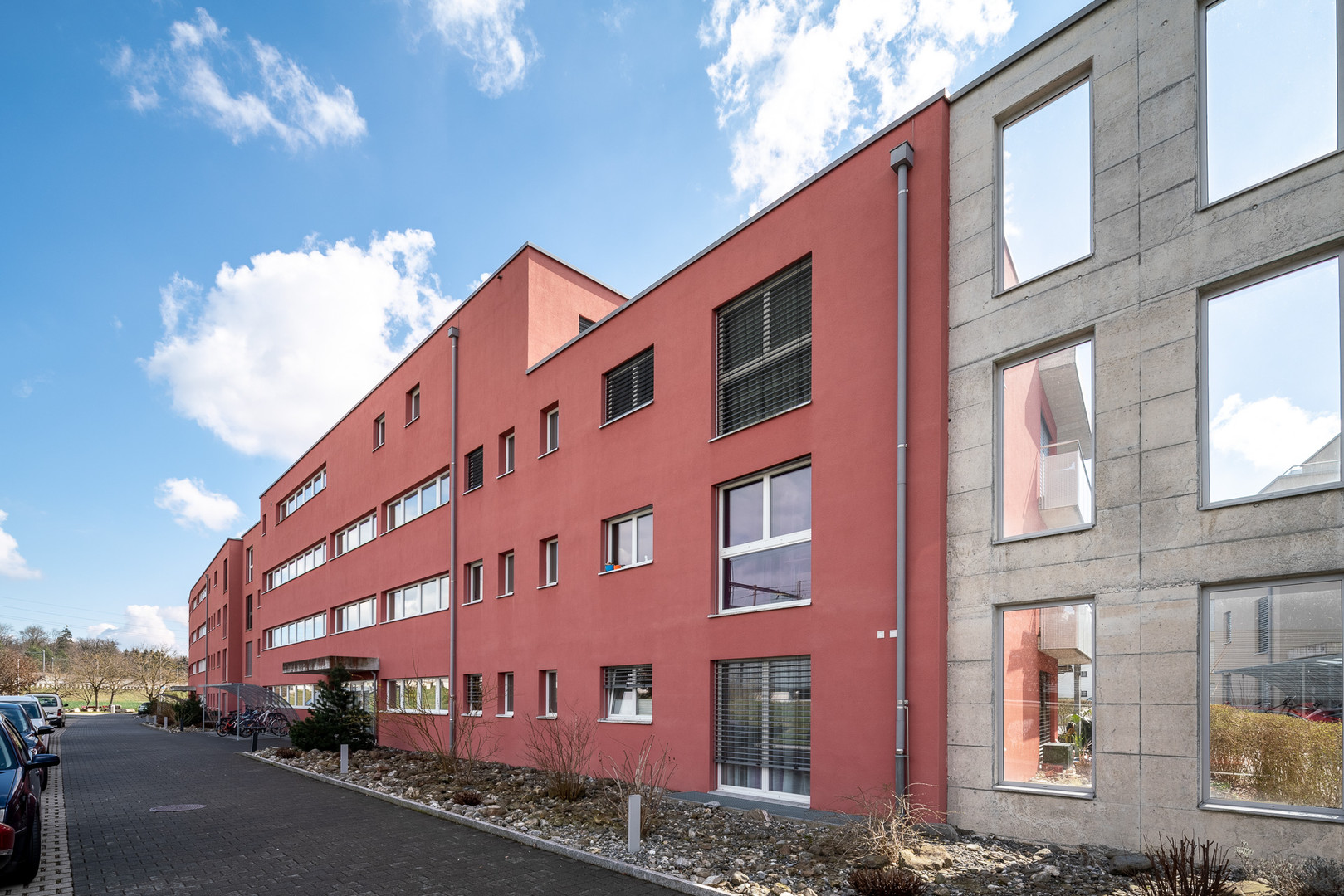 Moderne Wohnanlage mit roter Fassade