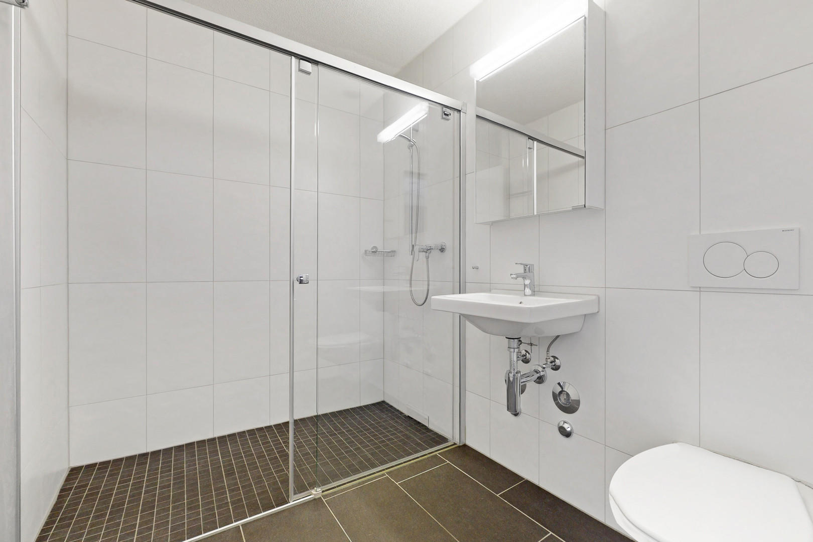 Modernes Duschbad mit wandhängendem WC