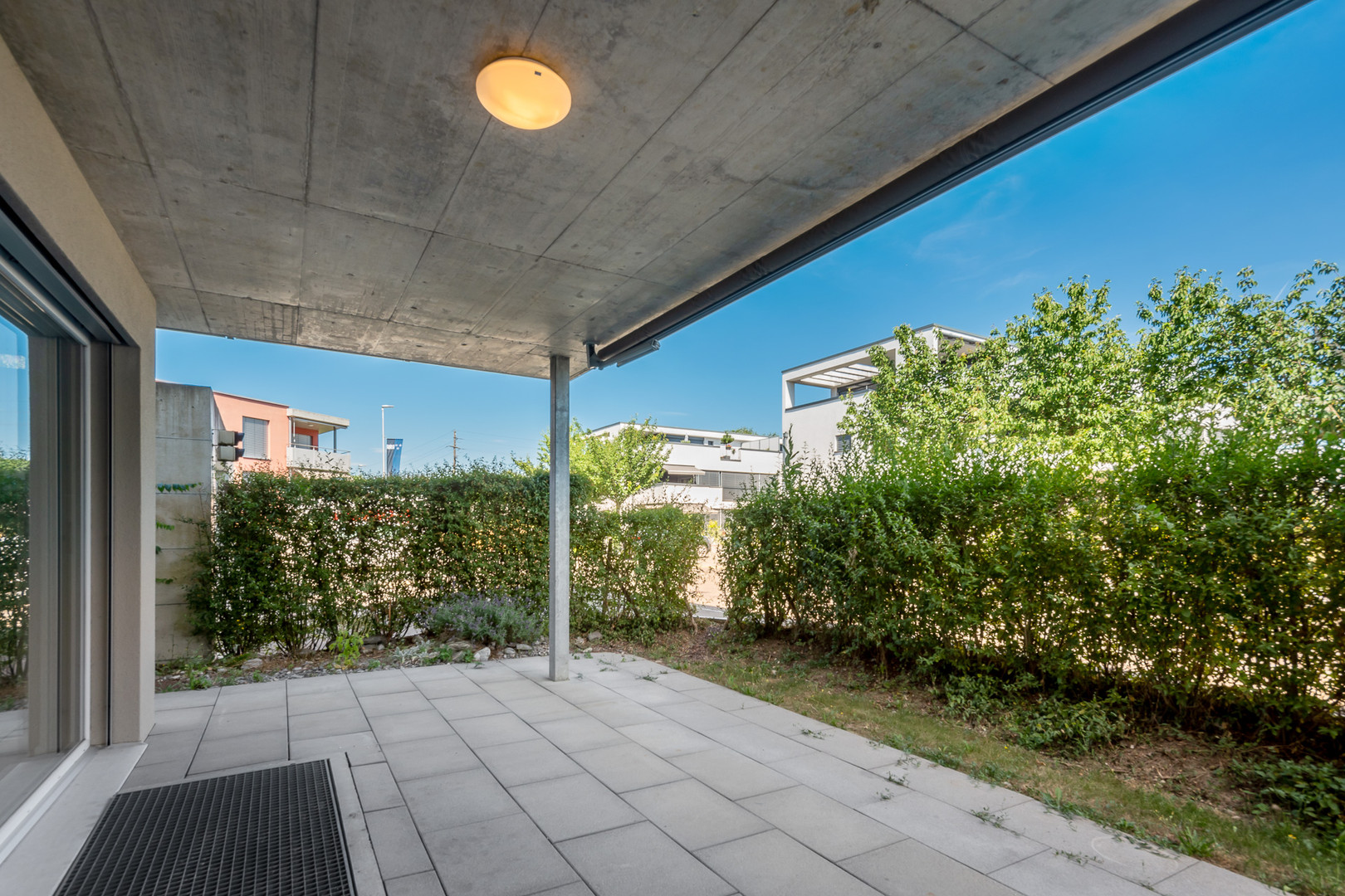 Überdachte Terrasse mit Gartenblick
