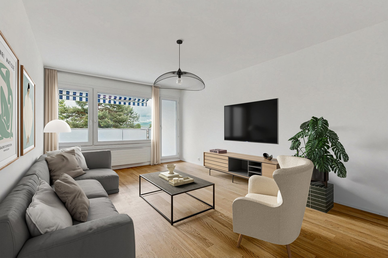 Helles Wohnzimmer mit Balkonblick