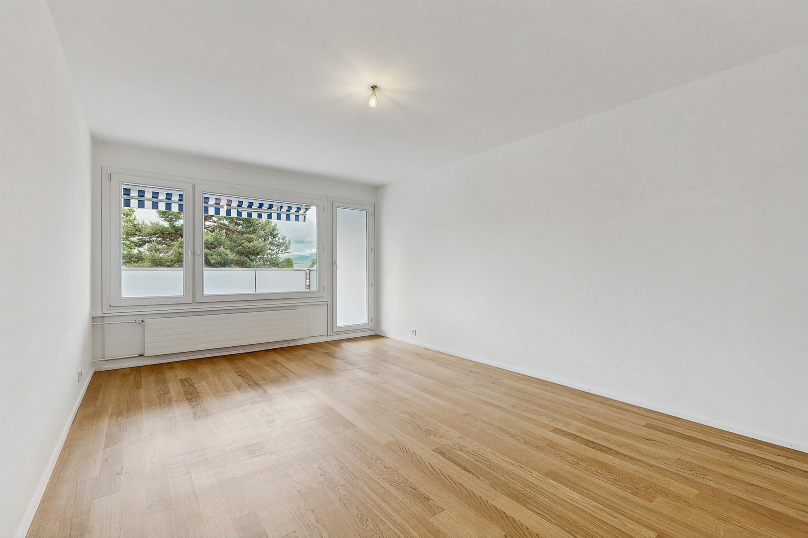 Helles, leeres Zimmer mit Balkonfenster