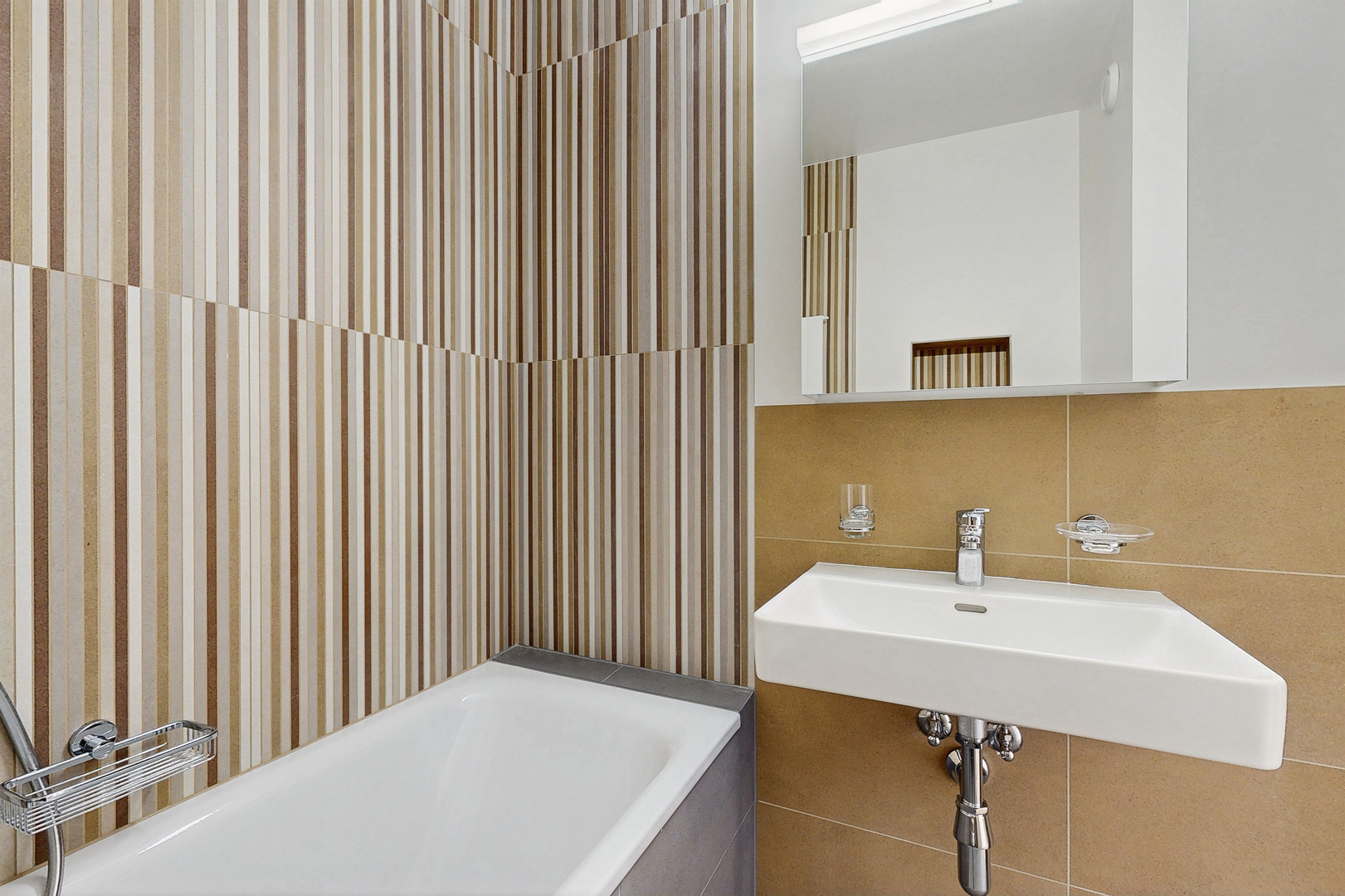 Modernes Bad mit Wannenbereich und Waschbecken