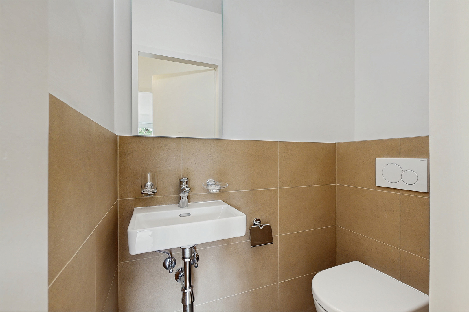 Gäste-WC mit Waschbecken und WC