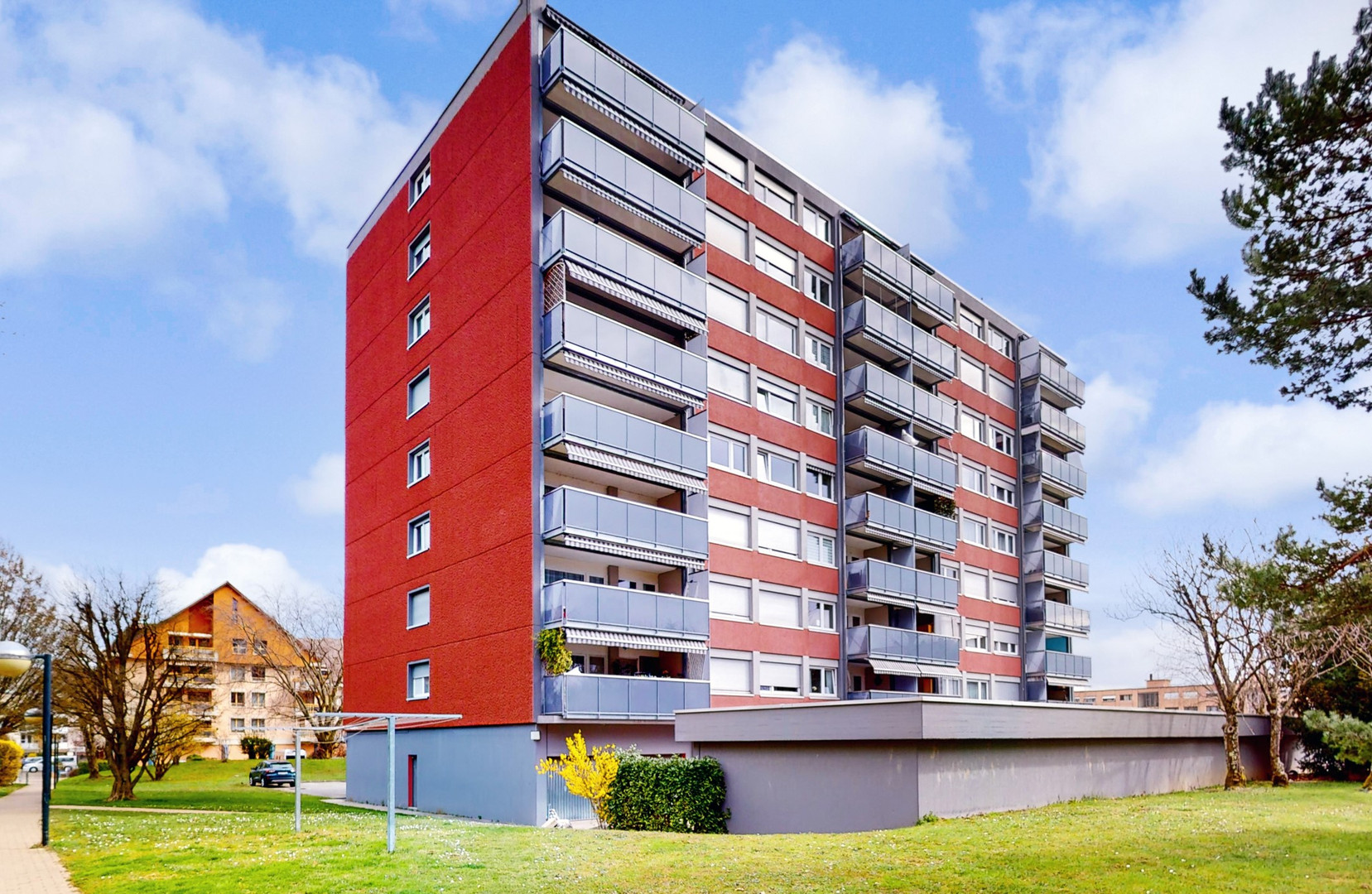 Mehrfamilienhaus mit Balkonen