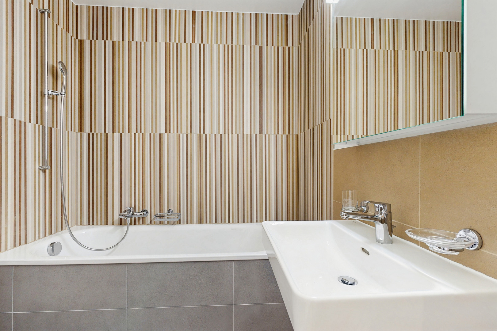 Modernes Badezimmer mit Wanne und Waschtisch