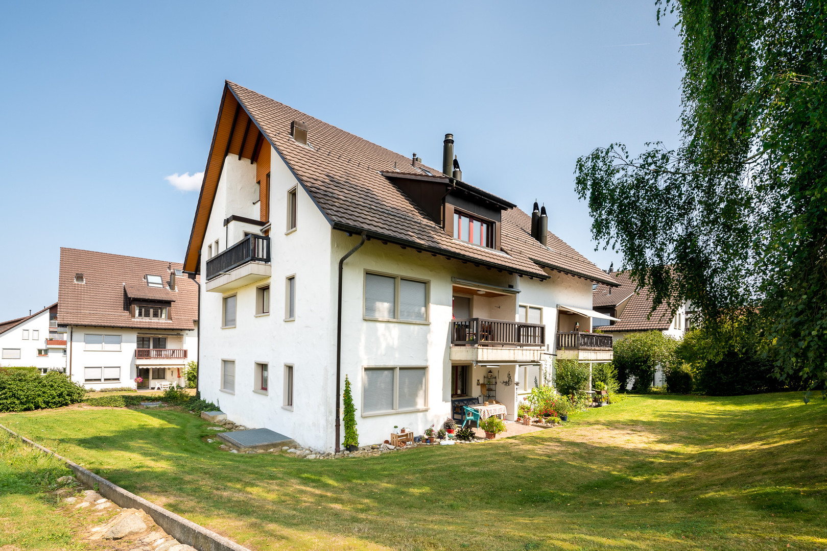 Mehrfamilienhaus mit Garten und Balkonen