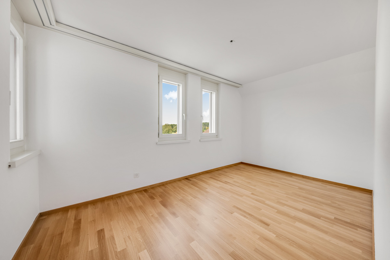 Leeres, helles Zimmer mit Parkett