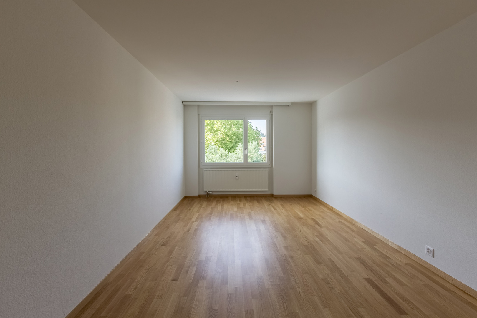 Leeres, helles Zimmer mit Fenster
