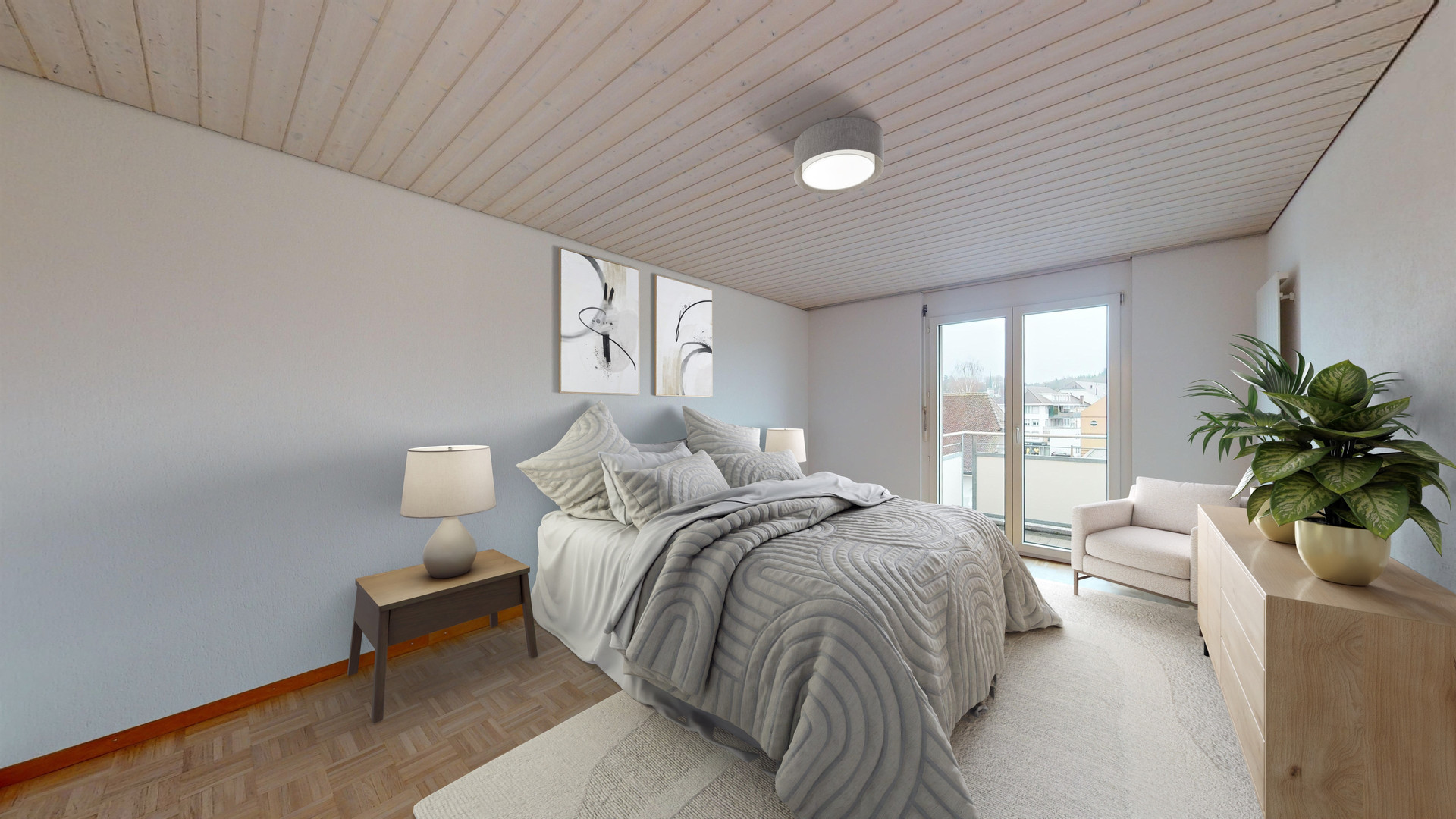 Helles Schlafzimmer mit Balkon und Dachholzdecke