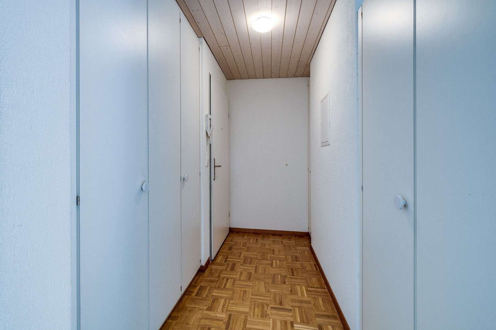 Schmaler Flur mit Einbauschränken