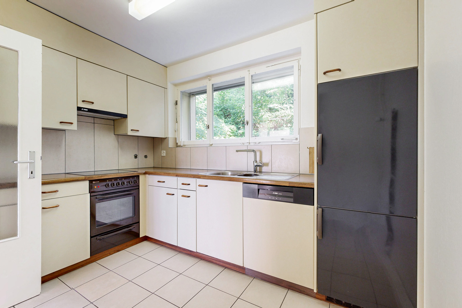 Kleine Einbauküche mit Fenster