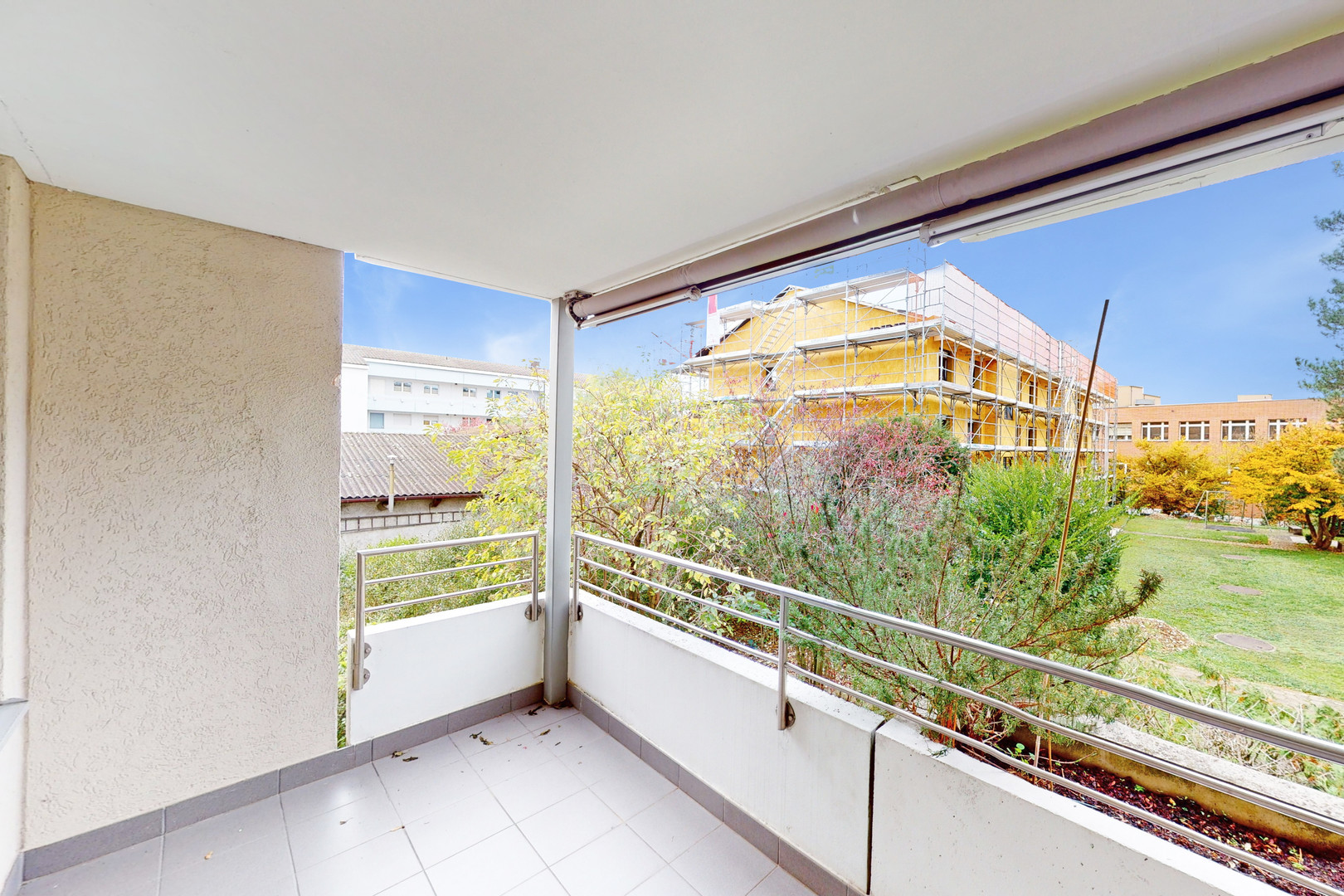 Überdachter Balkon mit Blick ins Grüne