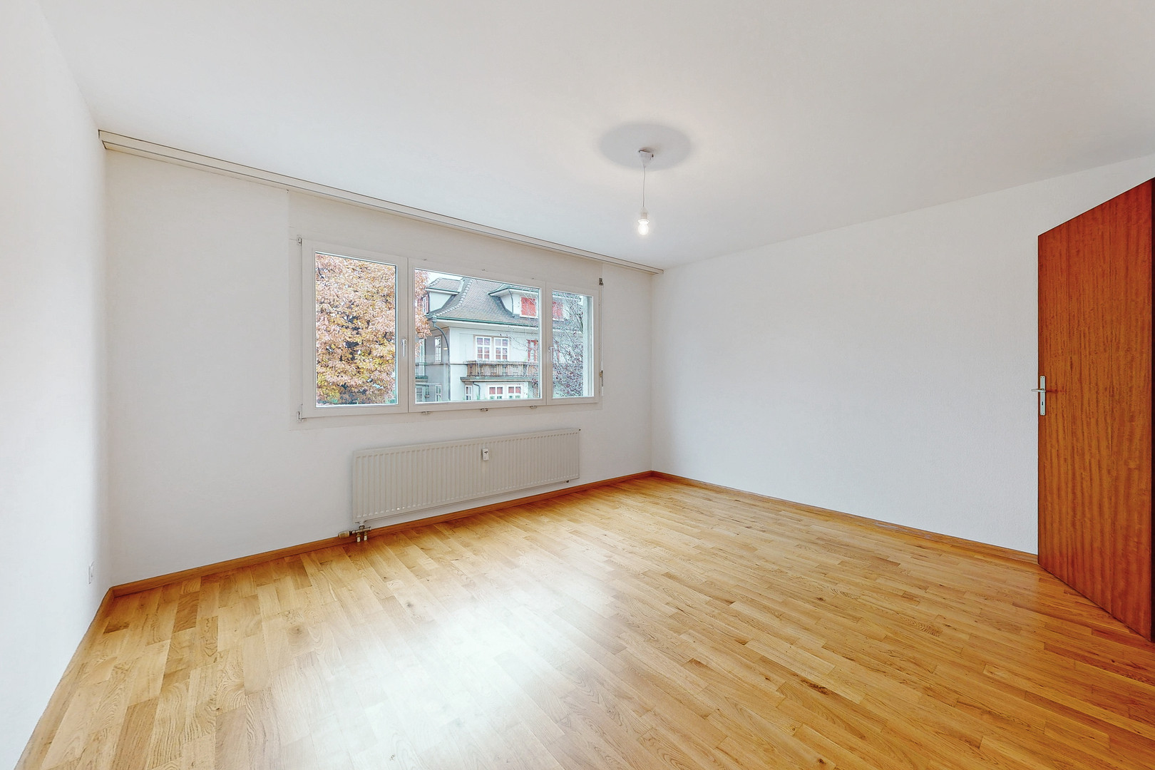 Leeres Zimmer mit Parkett und Fenster